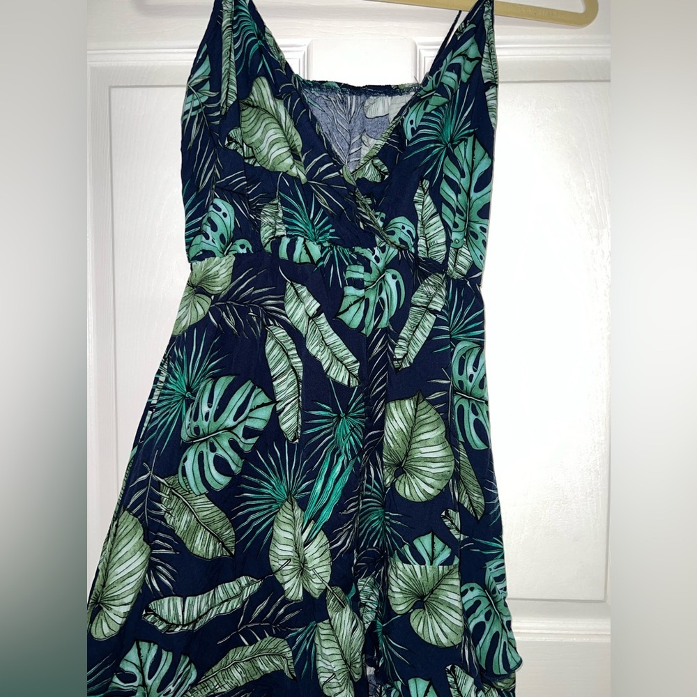 NWOT: Tropical Leaf V-Neck Spaghetti Strap Vacation Dress - S